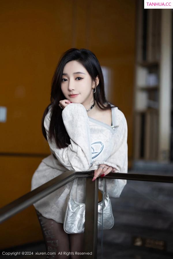 王馨瑶  [XiuRen]高清写真图 2024.02.23 No.8135 王馨瑶yanni 美腿黑丝第4张图片